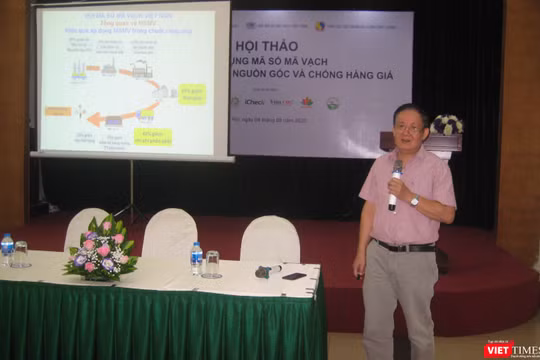 Ông Phó Đức Sơn - Chủ tịch Hội Mã số Mã vạch Việt Nam thuyết trình tại hội thảo