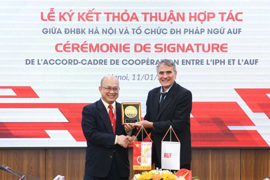 Hiệu trưởng Huỳnh Quyết Thắng và Giám đốc khu vực Châu Á – Thái Bình Dương của AUF Laurent Sermet tại lễ ký kết hợp tác