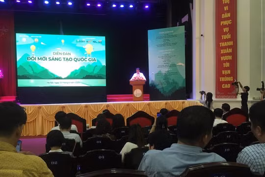 PGS TS Phạm Bảo Sơn - Phó Giám đốc Đại học Quốc gia Hà Nội phát biểu khai mạc Diễn đàn