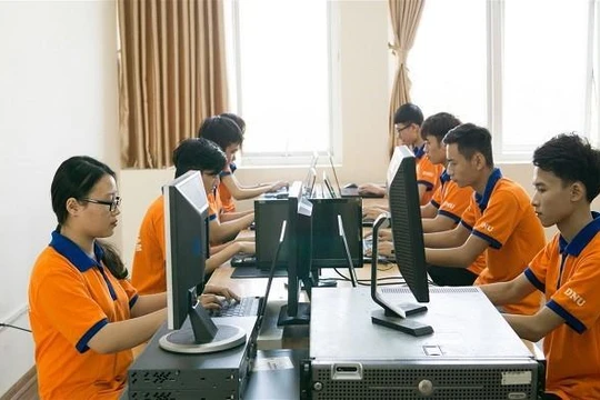 Sinh viên Đại học Đại Nam trong giờ thực hành CNTT