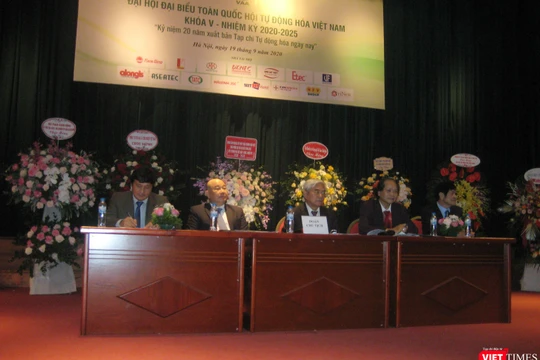 Đoàn Chủ tịch Đại hội do TS Nguyễn Quân (giữa) điều hành