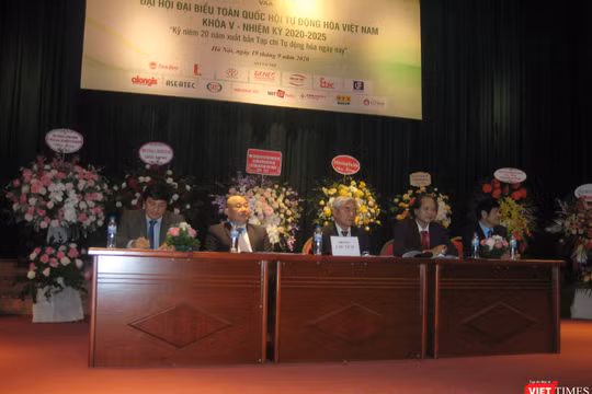 Đoàn Chủ tịch Đại hội do TS Nguyễn Quân (giữa) điều hành