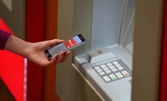Dịch vụ ngân hàng trên điện thoại thông minh đang dần thay thế việc rút tiền ATM