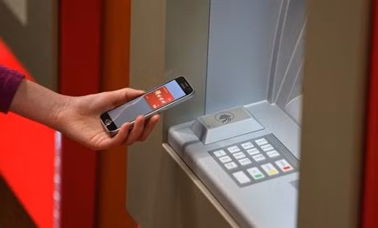 Dịch vụ ngân hàng trên điện thoại thông minh đang dần thay thế việc rút tiền ATM
