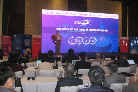 Ông Vũ Hoàng Liên - Chủ tịch Hiệp hội Internet Việt Nam phát biểu khai mạc hội thảo