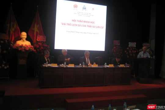 Các đại biểu trong đoàn chủ tịch hội thảo về Thái sư Lưu Cơ