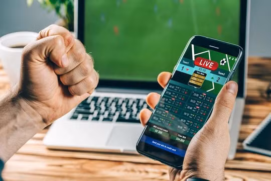 Các thuê bao di động thường nhận được tin nhắn về cá độ bóng đá