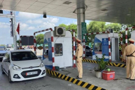 Cảnh sát giao thông cần chính thức xử phạt các phương tiện giao thông không đủ điều kiện đi vào làn thu phí ETC