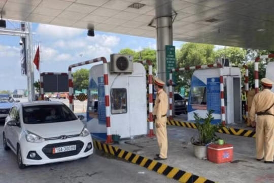 Cảnh sát giao thông cần chính thức xử phạt các phương tiện giao thông không đủ điều kiện đi vào làn thu phí ETC