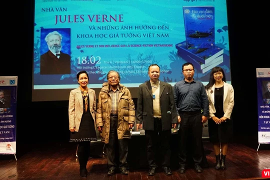 Các diễn giả và khách mời đặc biệt chụp ảnh kỷ niệm tại hội thảo "Nhà văn Jules Verne và những ảnh hưởng đến khoa học giả tưởng tại Việt Nam" tổ chức tháng 2/2022