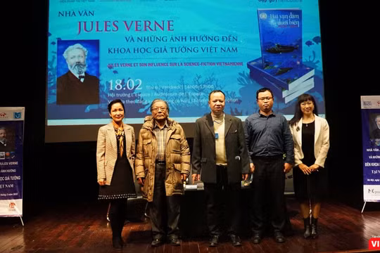 Các diễn giả và khách mời đặc biệt chụp ảnh kỷ niệm tại hội thảo "Nhà văn Jules Verne và những ảnh hưởng đến khoa học giả tưởng tại Việt Nam" tổ chức tháng 2/2022