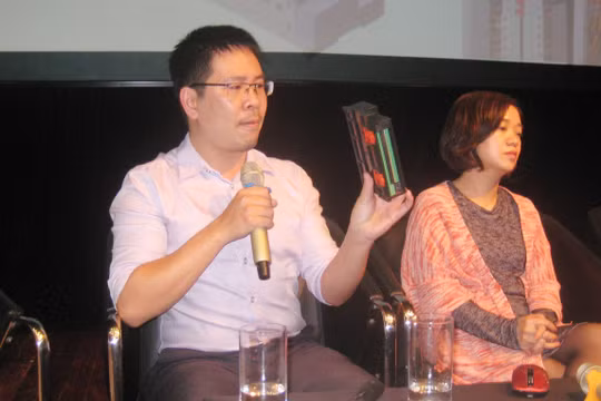 Anh Nguyễn Hoàng Minh giới thiệu thiết bị kiểm soát tiêu thụ điện theo thời gian thực có thể sử dụng với các doanh nghiệp và hộ gia đình