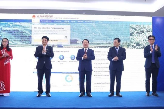 Lãnh đạo Uỷ ban Dân tộc, Bộ Thông tin và Truyền thông cùng đại diện Tập đoàn CMC tham gia khai trương giai đoạn 1 Cổng Thông tin dịch vụ của Uỷ ban Dân tộc