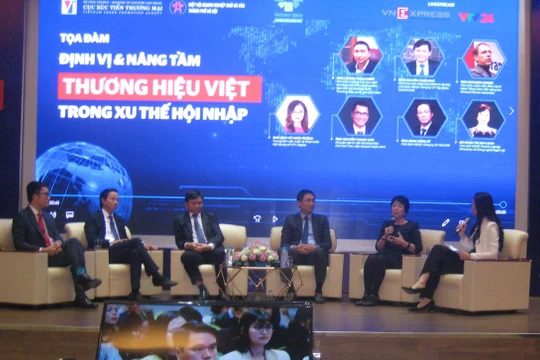Các diễn giả trong phần giao lưu tại diễn đàn mở về định vị và nâng tầm thương hiệu Việt