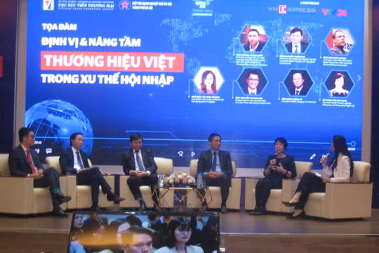 Các diễn giả trong phần giao lưu tại diễn đàn mở về định vị và nâng tầm thương hiệu Việt