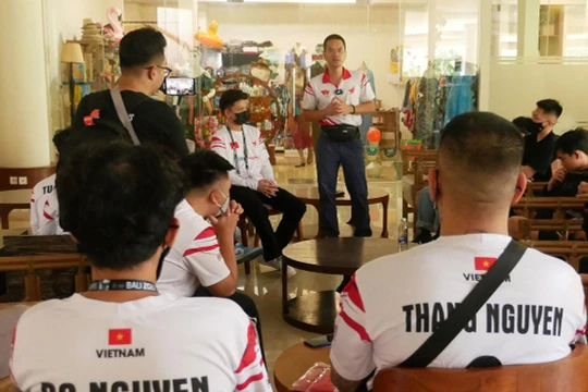 Ông Đỗ Việt Hùng - Tổng thư ký Hội Thể thao Điện tử Giải trí Việt Nam - 'lên dây cót' cho các tuyển thủ Việt Nam tại IESF WEC 2022