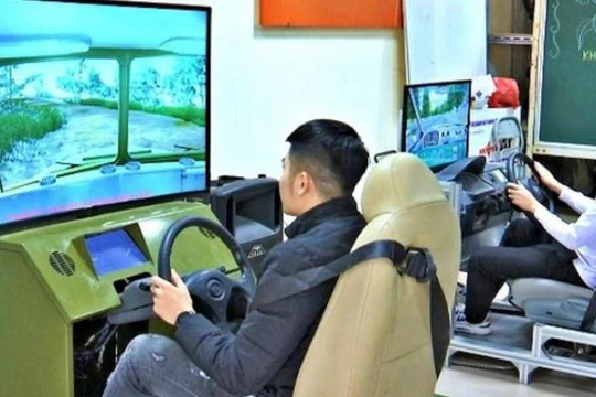 Học viên học lái xe trên cabin điện tử