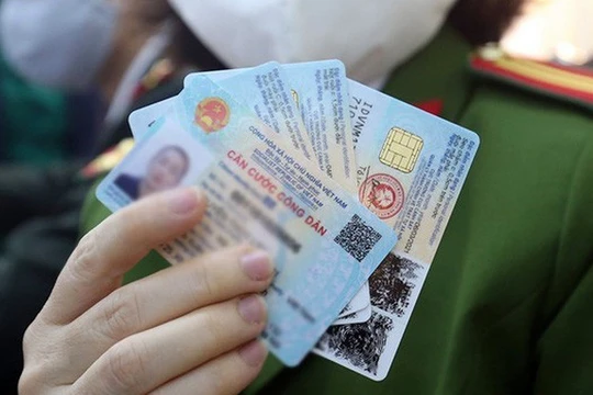 Căn cước công dân gắn chip vẫn chưa thể thay thế sổ hộ khẩu giấy vì nhiều nơi chưa có máy đọc thẻ