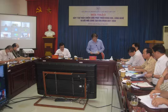 TS Phan Xuân Dũng - Chủ tịch Liên hiệp các hội khoa học và kỹ thuật Việt Nam và TS Bùi Thế Duy - Thứ trưởng Bộ Khoa học Công nghệ chủ trì hội thảo