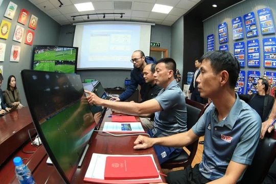 Các trọng tài bóng đá Việt Nam tìm hiểu về công nghệ VAR