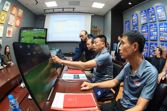 Các trọng tài bóng đá Việt Nam tìm hiểu về công nghệ VAR