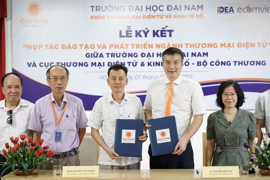 Lễ ký hợp tác giữa Đại học Đại Nam với Cục Thương mại Điện tử và Kinh tế số