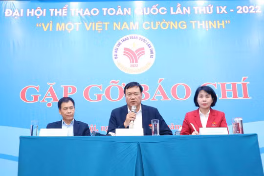 Tổng cục trưởng Tổng cục TDTT Đặng Hà Việt (giữa) cùng các Phó Tổng cục trưởng Trần Đức Phấn và Lê Thị Hoàng Yến chủ trì phần đối thoại với các nhà báo. 