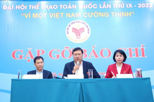 Tổng cục trưởng Tổng cục TDTT Đặng Hà Việt (giữa) cùng các Phó Tổng cục trưởng Trần Đức Phấn và Lê Thị Hoàng Yến chủ trì phần đối thoại với các nhà báo. 