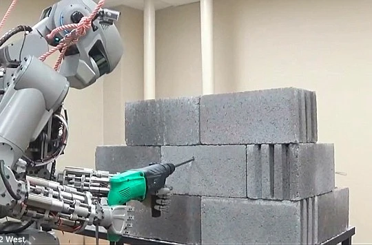 Người máy này có thể làm việc cả trong chế độ giám sát - kiểm soát và tự vận hành.