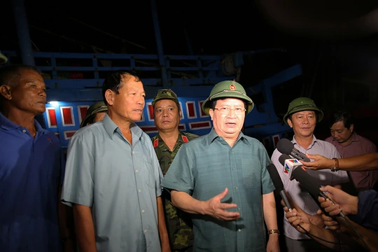 Phó Thủ tướng Trịnh Đình Dũng kiểm tra khu vực neo đậu tàu tránh trú bão tại Quảng Bình.
