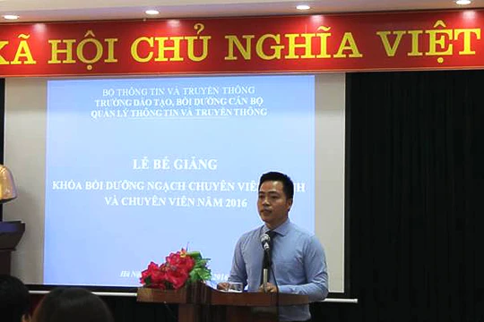 Ông Đinh Đức Thiện phát biểu tại một lễ Bế giảng của nhà trường.