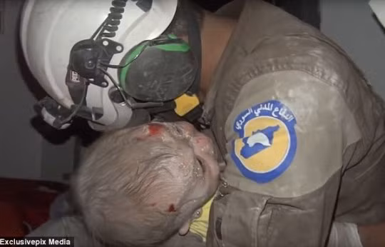 Người đàn ông này được xác định là Abu Kifah, là thành viên của tổ chức tình nguyện "Những chiếc mũ bảo hiểm trắng" (White Helmets).