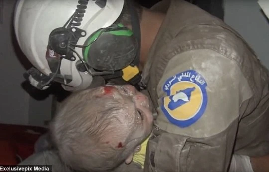 Người đàn ông này được xác định là Abu Kifah, là thành viên của tổ chức tình nguyện "Những chiếc mũ bảo hiểm trắng" (White Helmets).