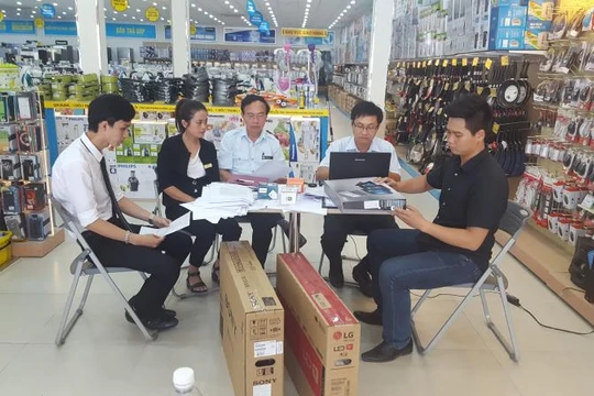 Đoàn Thanh tra Sở TT&TT kiểm tra việc thực hiện quy định về gán nhãn cho thiết bị thu xem truyền hình số. Ảnh: Theo Sở TT&TT Quảng Bình