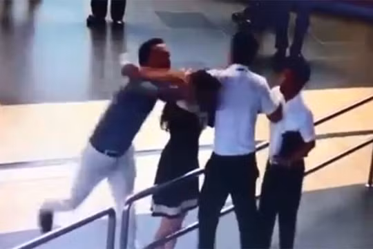 Người đàn ông vung tay đánh mạnh vào đầu nữ nhân viên hàng không ở sân bay Nội Bài - Ảnh cắt từ clip