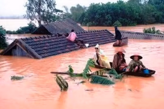 Xót xa cảnh dân chạy lũ