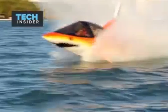 Những tàu cá này có thể di chuyển bên dưới mặt nước ở vận tốc 40 km/h.