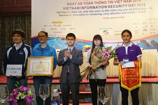 Ông Tô Hồng Nam, đại diện Bộ GD&ĐT trao giải Nhất cho đội N/A của Đại học Công nghệ - Đại học Quốc gia Hà Nội.