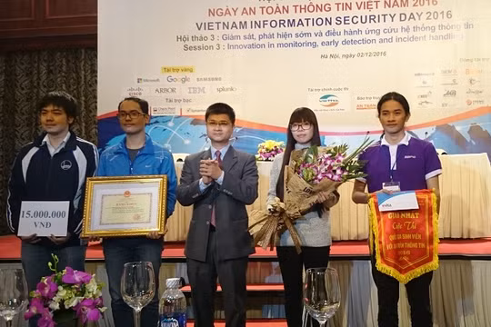 Ông Tô Hồng Nam, đại diện Bộ GD&ĐT trao giải Nhất cho đội N/A của Đại học Công nghệ - Đại học Quốc gia Hà Nội.