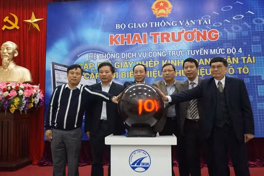 Thứ trưởng Nguyễn Hồng Trường cùng ấn nút khai trương.