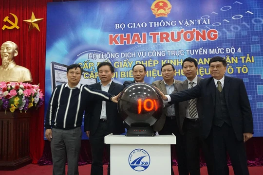 Thứ trưởng Nguyễn Hồng Trường cùng ấn nút khai trương.