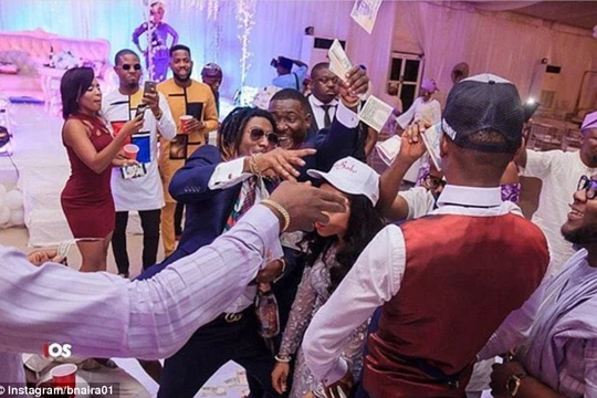 Rapper, nhà thiết kế Bayo Adewale AKA Bnaira có sở thích ném tiền và thường thể hiện niềm đam mê này trong các buổi tiệc.