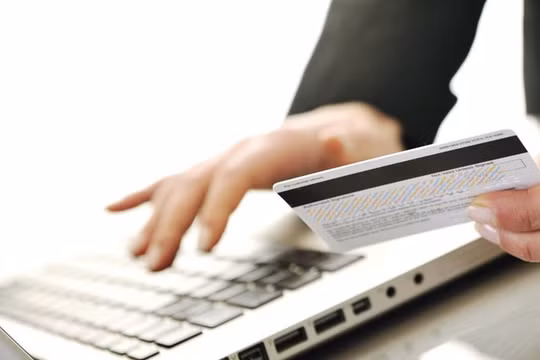 Một trong những cách hữu hiệu để đảm bảo an toàn cho giao dịch trực tuyến là luôn sử dụng mật khẩu mạnh và thường xuyên thay đổi mật khẩu