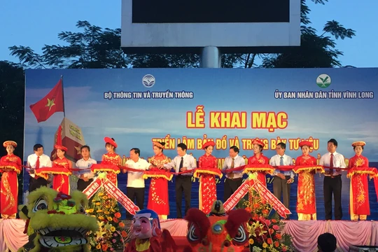 Các đại biểu cắt băng khai mạc Triển lãm