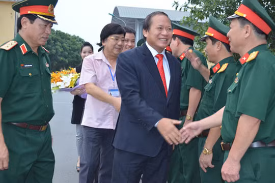 Bộ trưởng Bộ Thông tin và Truyền thông Trương Minh Tuấn tới Học viện chính trị - Bộ Quốc phòng trao tặng đĩa phim