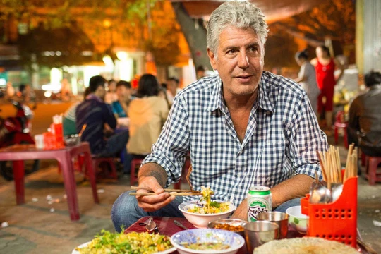 Theo đầu bếp Anthony Bourdain, một “phong cách” bán hàng kỳ lạ khiến ẩm thực gia Bourdain cảm thấy rất thú vị trong cách nhìn cởi mở của ông về đời sống sinh hoạt văn hóa - ẩm thực của người dân thủ đô.