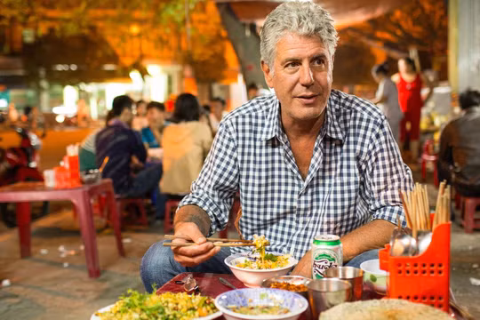 Theo đầu bếp Anthony Bourdain, một “phong cách” bán hàng kỳ lạ khiến ẩm thực gia Bourdain cảm thấy rất thú vị trong cách nhìn cởi mở của ông về đời sống sinh hoạt văn hóa - ẩm thực của người dân thủ đô.