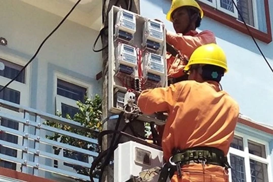 Khi triển khai hệ thống đo đếm điện từ xa, sẽ không còn cảnh nhân viên ghi số điện phải... "leo cột" mỗi tháng.