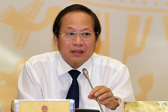 Bộ trưởng Bộ TT&TT Trương Minh Tuấn điều hành buổi họp báo Chính phủ tháng 10/2016.