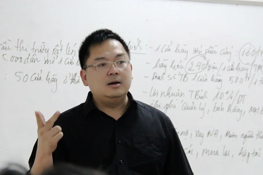 Chủ tịch FPT Software Hoàng Nam Tiến vừa nhận được giải thưởng Effective Professor (Giảng viên có bài giảng thực tiễn nhất, được nhiều học viên áp dụng ngay) do học viên FSB lựa chọn.